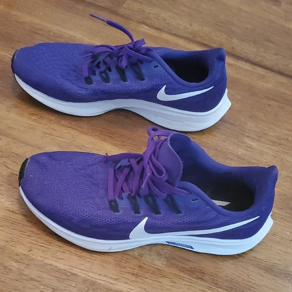 Nike Purple and White Athletic Shoes for Performance - Picture 3 of 7